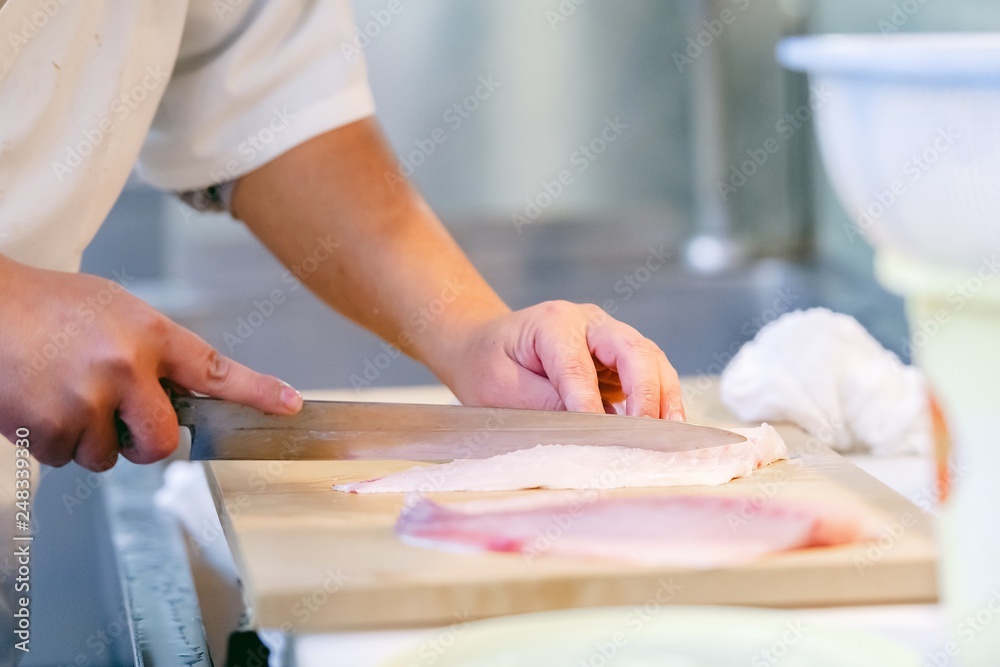 魚を捌いて調理している様子 魚を捌いて調理している様子