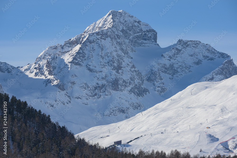 Bergspitze bei St. Moritz, aus Sicht Pontresina, Graubünden, Schweiz