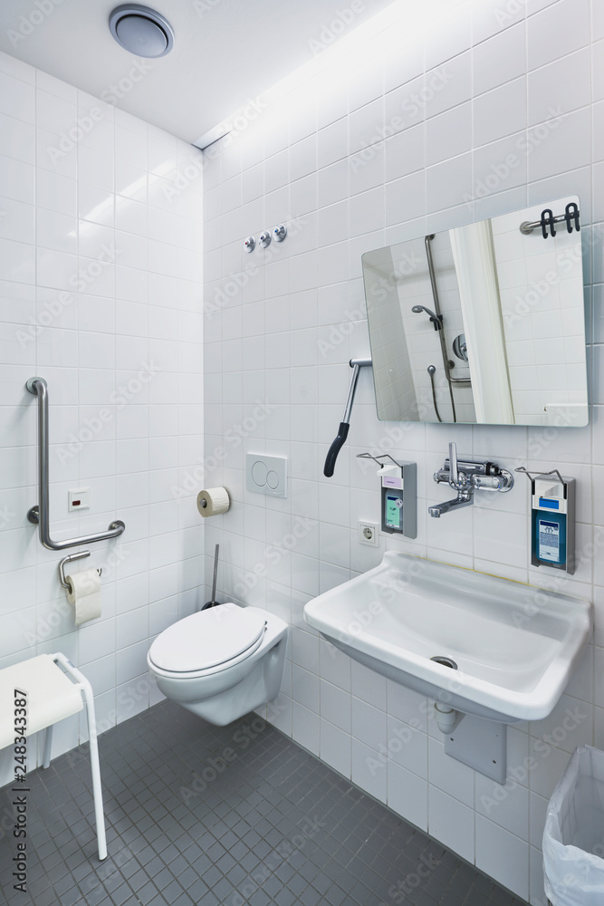 Krankenhaus Toilette Waschbecken Badezimmer – Stock-Foto | Adobe Stock