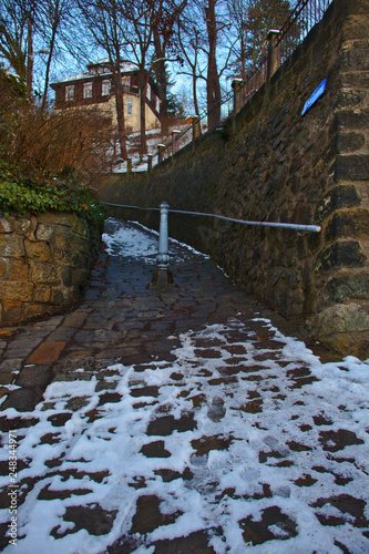 schmale Gasse im Winter photo