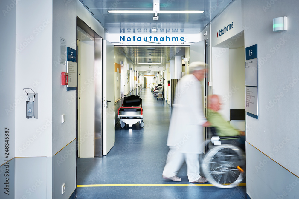 Notaufnahme Krankenhaus Arzt Rollstuhl Patient Notaufnahme Krankenhaus Arzt Rollstuhl Patient