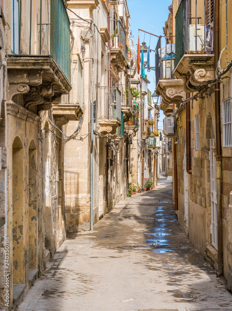Fototapeta Malownicza ulica w Ortigia, Siracusa stary miasteczko, Sicily, południowy Włochy.
