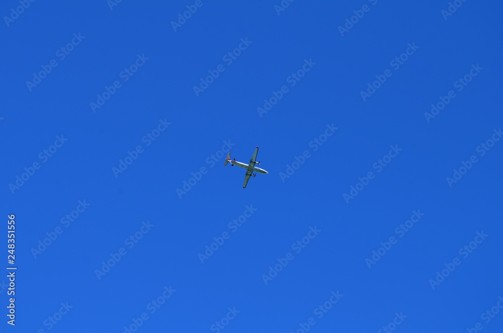 Avion dans un ciel bleu. Avion dans un ciel bleu.