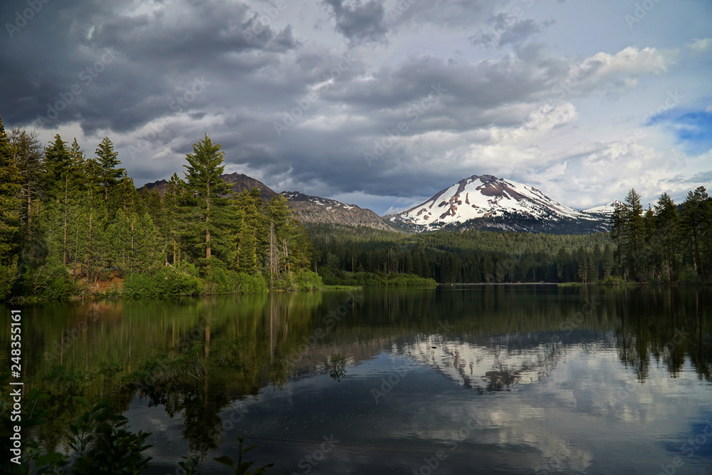 Lassen volcano lake reflexion