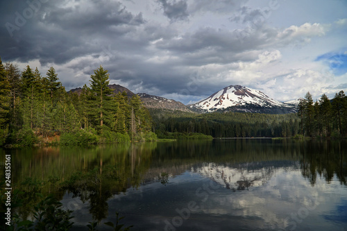 Lassen volcano lake reflexion