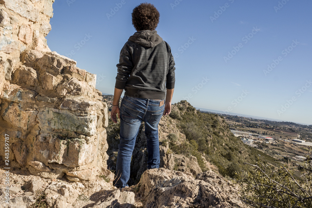 Fototapeta premium Hombre de espaldas en la montaña