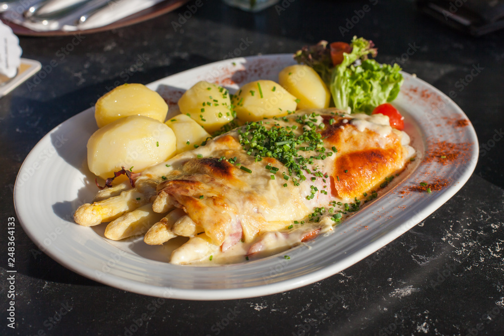 Spargel mit Käse überbacken Spargel mit Käse überbacken