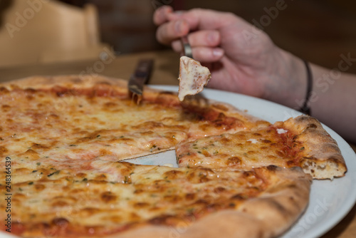 leckere italienische Pizza geniessen photo