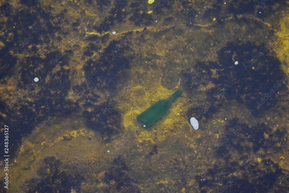 Obraz premium trash in the river