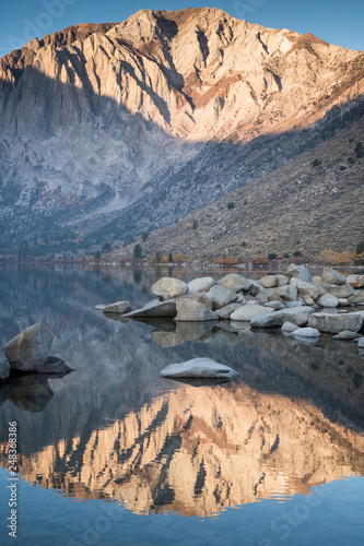 Fotografie Long exposure sunrise photo of Convict Lake, an alpine lake in the Sierra nevada