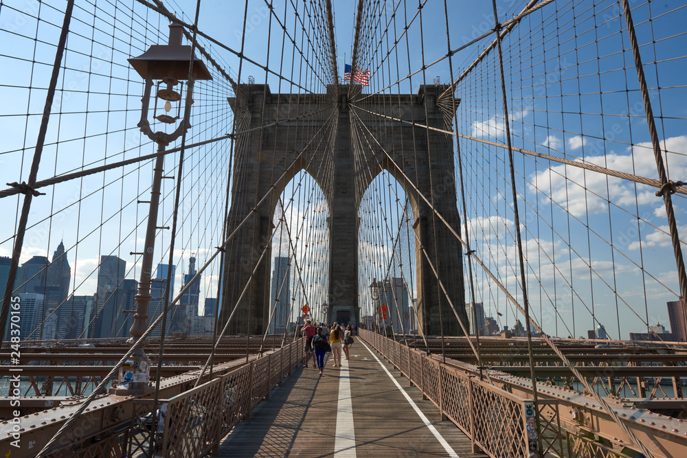 Obraz premium Piesi na Brooklyn Bridge w Nowym Jorku