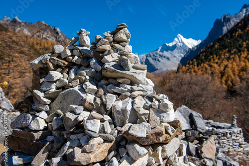 Zen rocks on the hill © tonefotografia