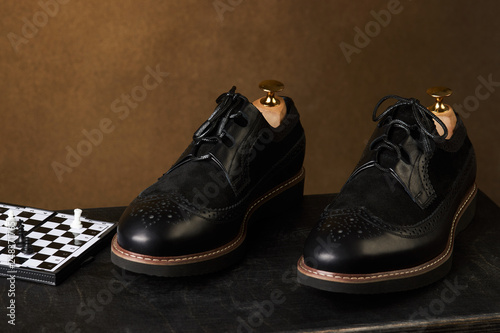 The groom is gathering in the morning. Men's Black classic leather shoes