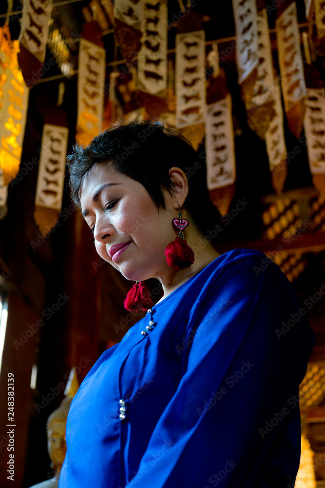 Femme méditant dans un temple