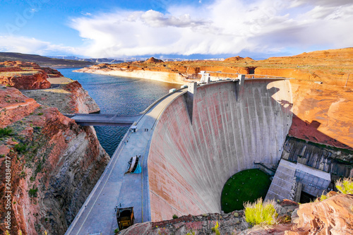 Lake Powell mit Staudamm bei Page photo