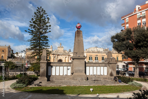 Monumento dei caduti di Lecce di fronte porta san Biagio photo