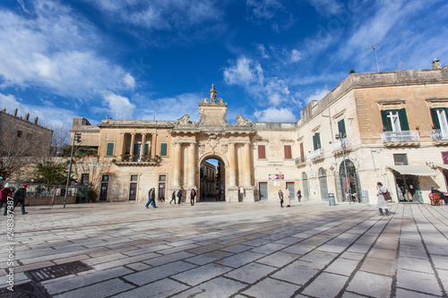 Porta San Biagio Lecce durante una giornata di sole e nuvole