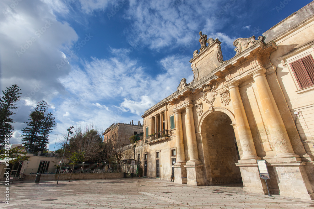 Fototapeta premium Porta San Biagio Lecce durante una giornata di sole e nuvole
