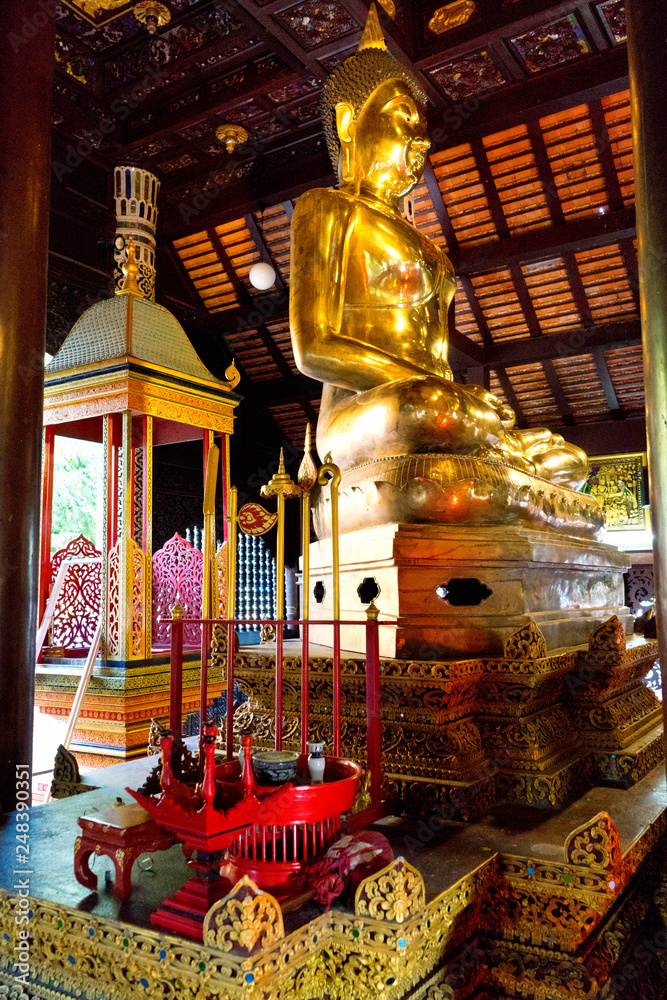 Fototapeta premium Grand boudha assis doré Wat lok molee