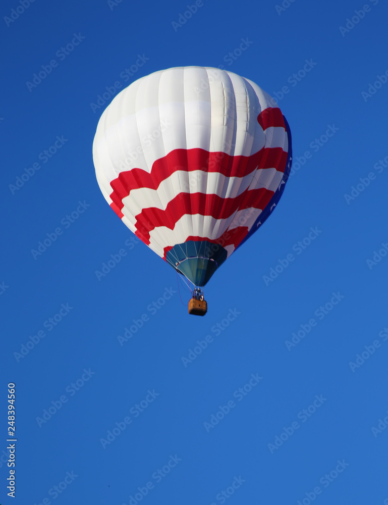 Naklejka premium Red and White Hot Air Balloon by Skip Weeks