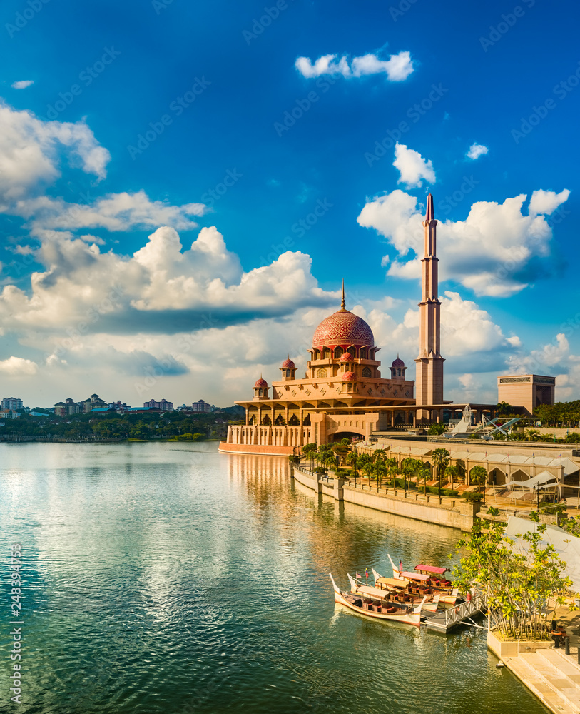 Fototapeta premium Putrajaya skyline. Amazing view of Putra mosque