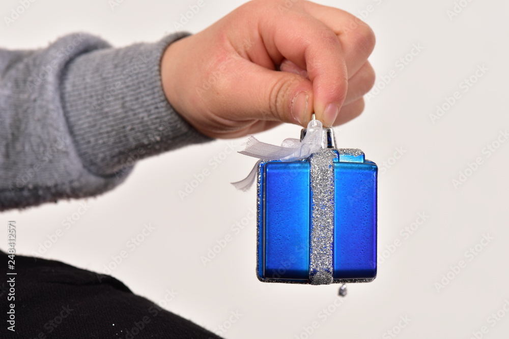 Obraz premium プレゼントを持つ手