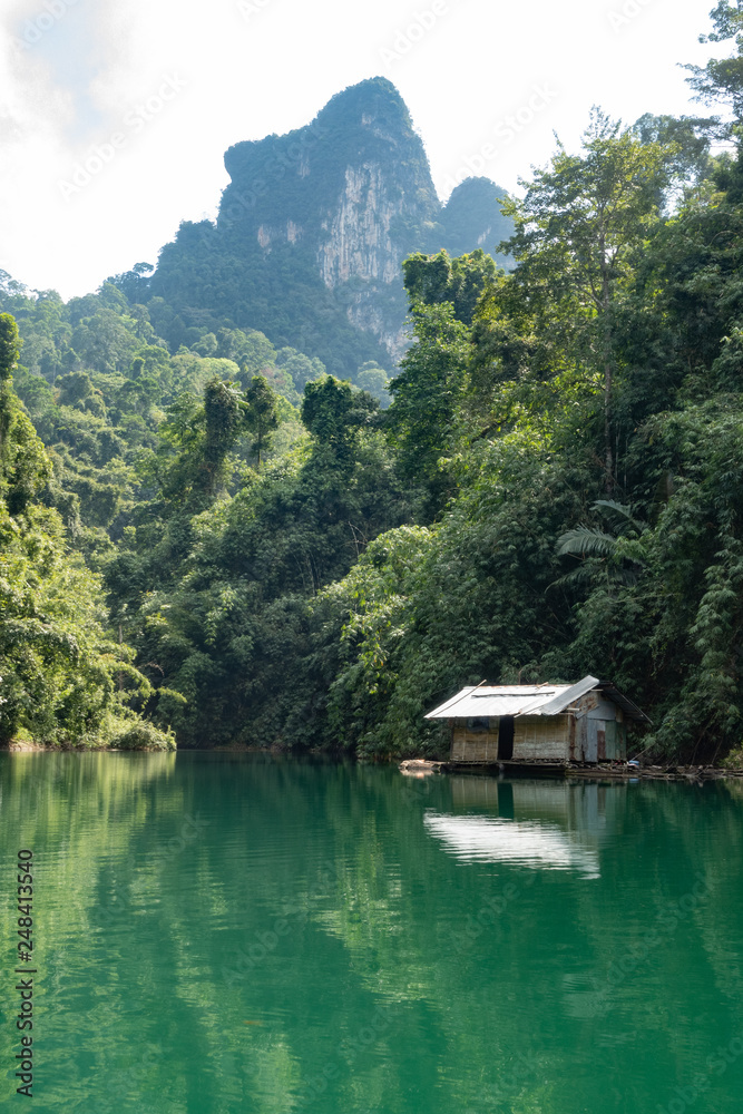 Fototapeta premium Schwimmendes Haus im Khao Sok Nationalpark