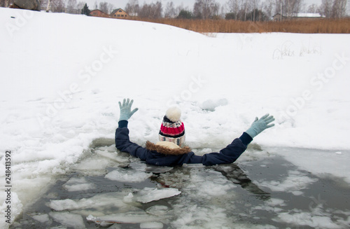 Obraz na plátně girl winter fell under the ice of the river, the threat of life frostbite
