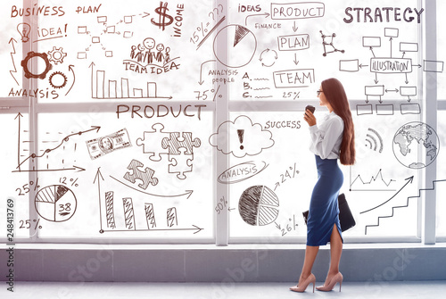 Young businesswoman with cu...