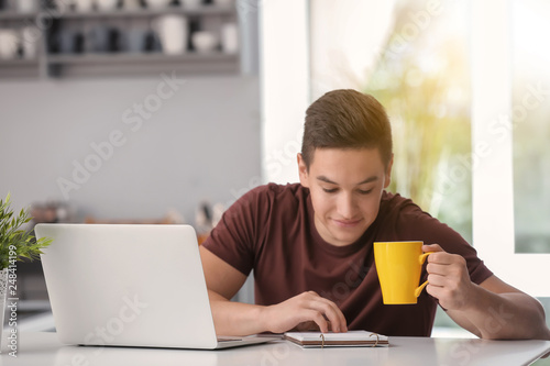 Young freelancer drinking c...