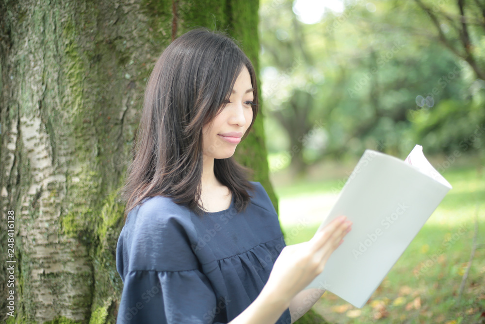 読書する女性 読書する女性