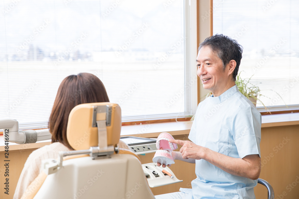 Obraz premium Kobieta otrzymująca wyjaśnienie u dentysty