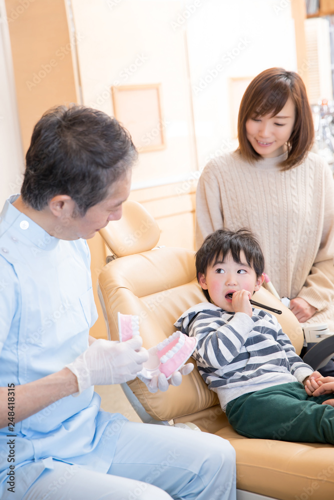 歯磨き指導を受ける子供