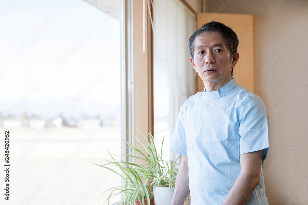 窓際に立つ医師 窓際に立つ医師