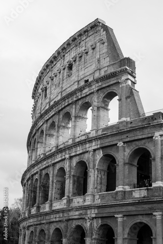 Coliseo romano durante el día. Edición en blanco y negro photo