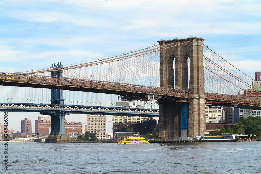 Obraz premium View on New York City and Brooklyn Bridge from Hudson river.