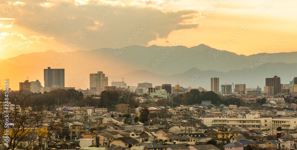 横浜郊外から見る夕暮れの住宅街と山