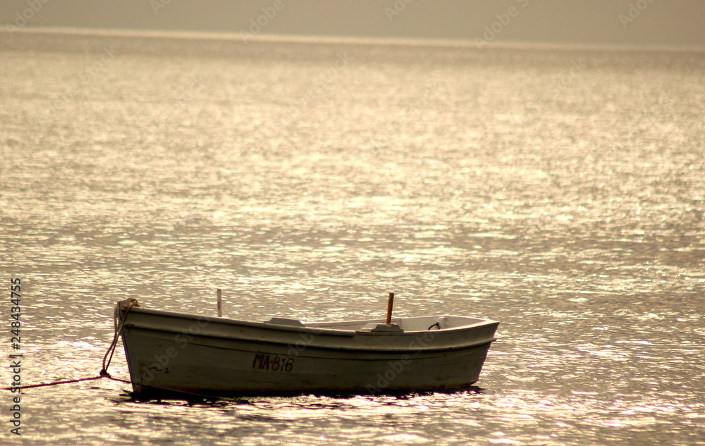 Samotna łódź na morzu Adriatyckim