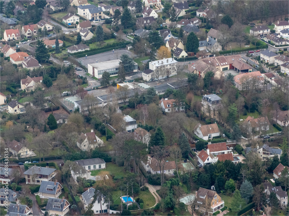 vue aérienne de la ville de l'étang-la-ville à l'ouest de Paris