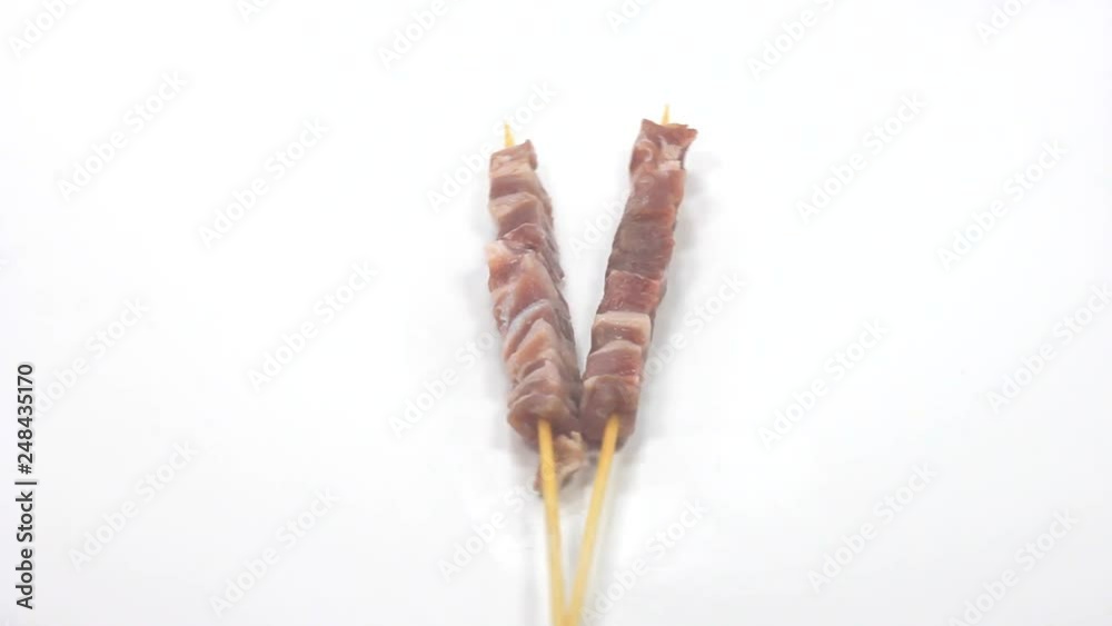 gli arrosticini di carne pronti per la griglia