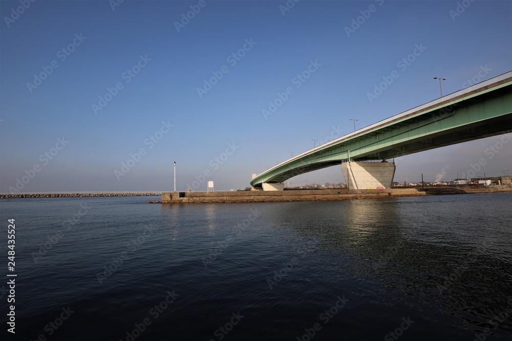 Fototapeta premium 大阪湾に架かる橋