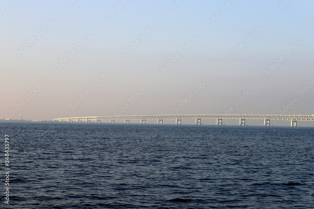 Obraz premium 大阪湾に架かる橋