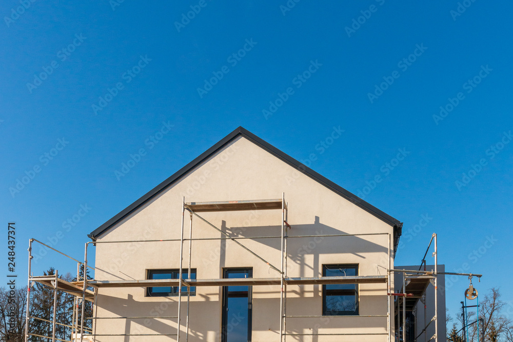 Modernes Einfamilienhaus, frisch verputzter Rohbau Modernes Einfamilienhaus, frisch verputzter Rohbau