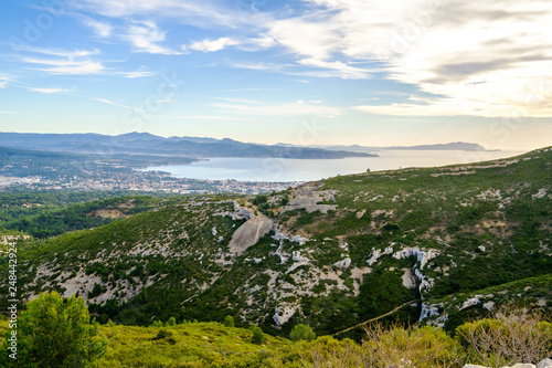 Vue panoramique sur le village La Ciotat, mer Méditerranée. Provence, France.