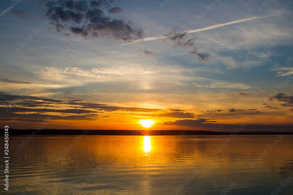 Naklejka premium Golden sunset on the lake