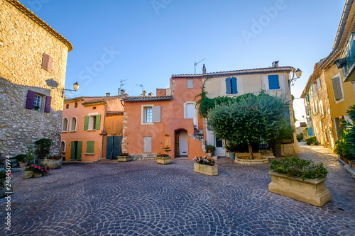 Obraz na płótnie Façades des maisons colorés, fenêtres avec des volets en bois, village Ventabren. Provence, France. w salonie