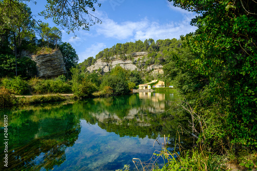 Village de Fontaine-de-Vaucluse  Provence  France. La rivi  re Sorgue en   t  . Paysage color   en vert. 