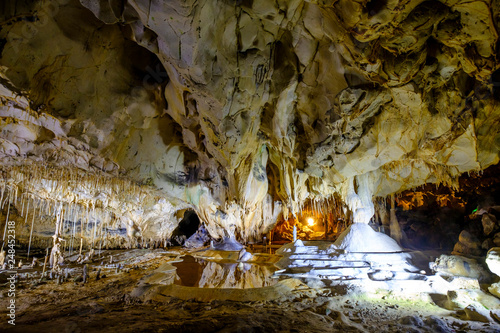 La grotte de Thouzon, France, Provence. Stalactites, stalagmites, draperies, flaques d'eau. 