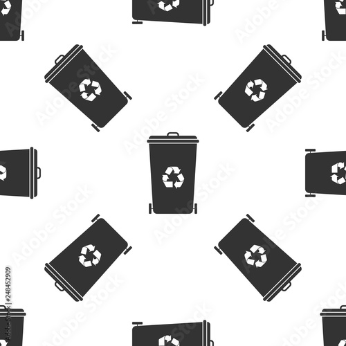Recycle bin with recycle symbol icon isolated seamless pattern on white background. Trash can icon. Garbage bin sign. Recycle basket icon. Flat design. Vector Illustration © mingirov