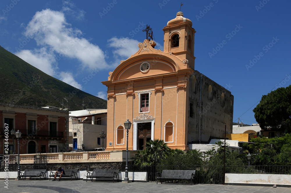 Salina, Santa Marina Salina, Kirche am Hauptplatz, Liparische Inseln, Sizilien, Italien